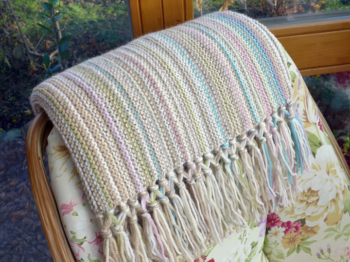 Strickdecke mit Fransen für Anfänger - ohne Fäden vernähen