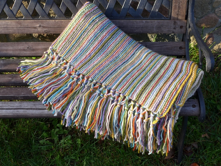 Strickdecke mit Fransen für Anfänger - ohne Fäden vernähen