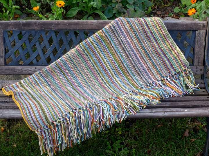 Strickdecke mit Fransen für Anfänger - ohne Fäden vernähen