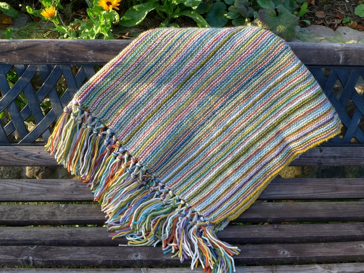 Strickdecke mit Fransen für Anfänger - ohne Fäden vernähen