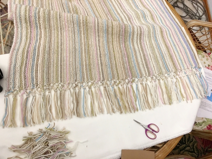 Strickdecke mit Fransen für Anfänger - ohne Fäden vernähen