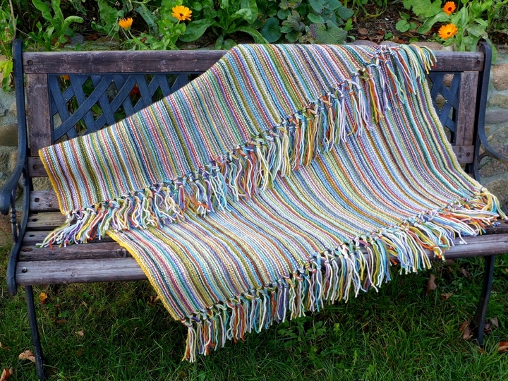 Strickdecke mit Fransen für Anfänger - ohne Fäden vernähen