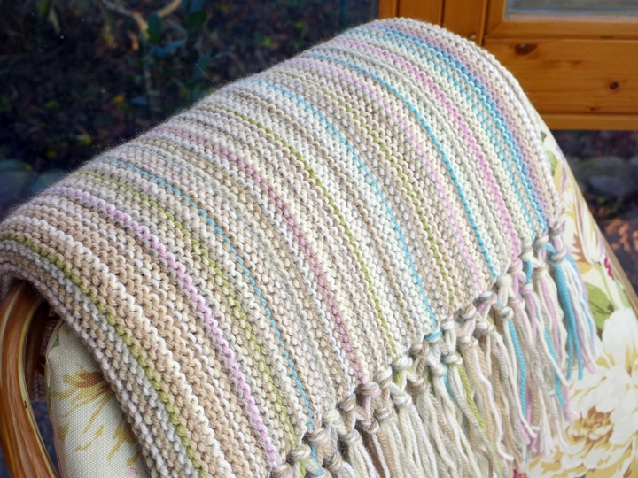 Strickdecke mit Fransen für Anfänger - ohne Fäden vernähen