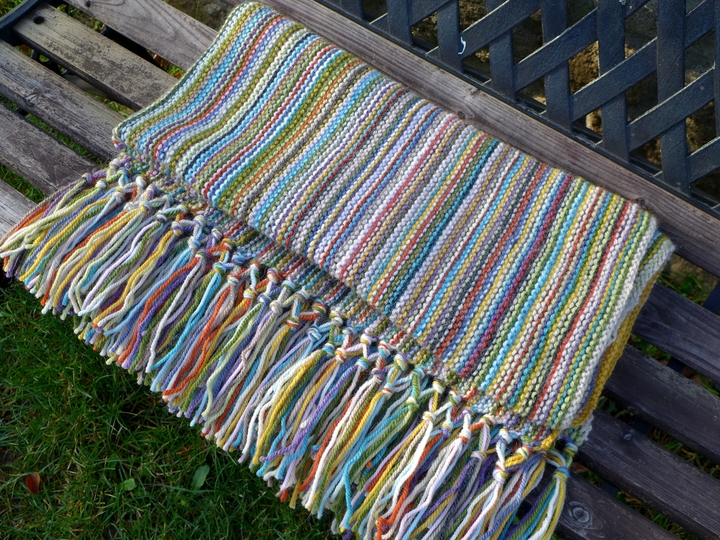 Strickdecke mit Fransen für Anfänger - ohne Fäden vernähen