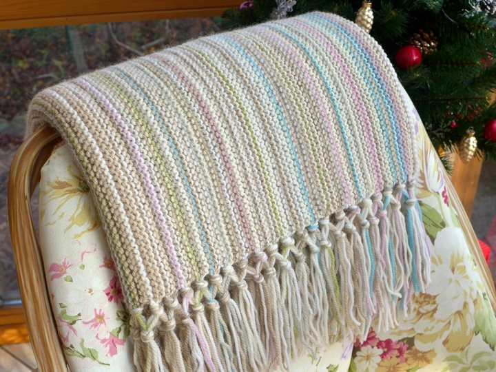 Strickdecke mit Fransen für Anfänger - ohne Fäden vernähen