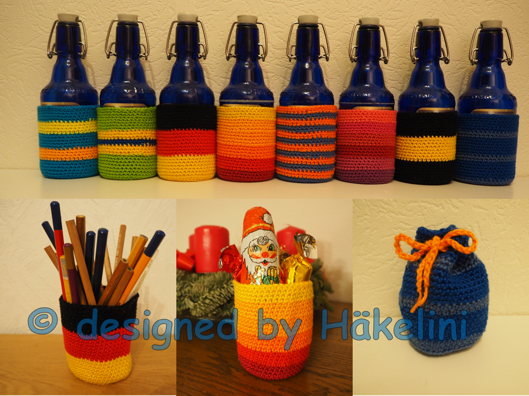 Gehäkelte Flaschenhüllen in bunten Streifen, dazu ein Stiftehalter, ein Utensilo mit Süßigkeiten und ein kleiner blauer Beutel.