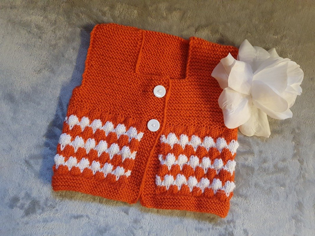 Strickanleitung für Babyweste Bubble in der Größe 56/62