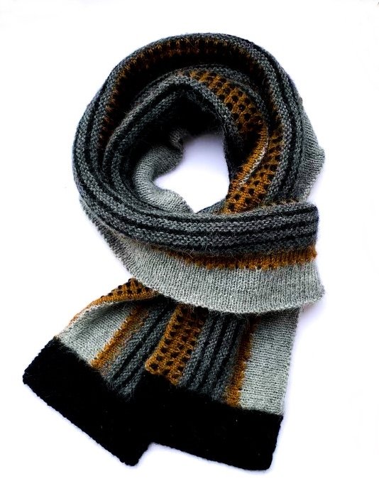 Mehrfarbiger gestrickter Schal in Grau, Schwarz und Braun mit Rippen- und Lochmuster, zu einer Schlaufe gelegt auf weißem Hintergrund.