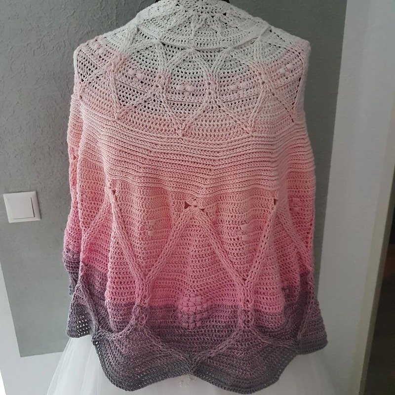 Gehäkeltes Tuch mit Farbverlauf von Weiß über Rosa zu Grau und geometrischem Dreiecks-Lace-Muster