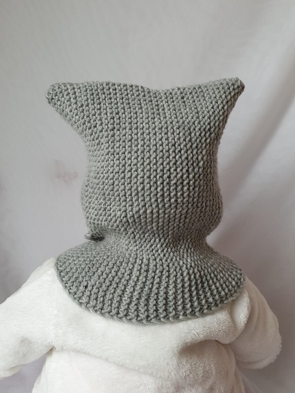 Handgestrickte hellgraue Babymütze mit Öhrchen und Schalkragen, Rückansicht