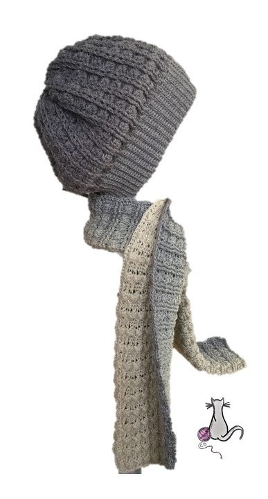 Gehäkelte graue Mütze und langer Schal mit Reliefstruktur und sanftem Farbverlauf