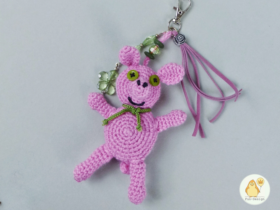 Gehäkelter rosa Glücksbringer-Schlüsselanhänger mit grünen Perlen und Quaste