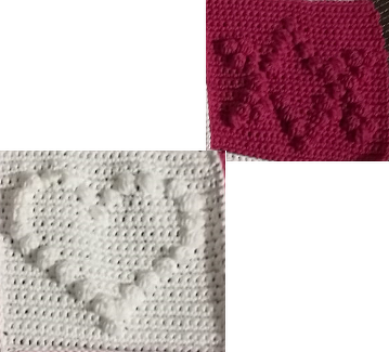 Zwei gehäkelte Musterstücke: weißes Quadrat mit Herz und pinkes Quadrat mit Schriftzug Hi in erhabenen Noppenstichen.