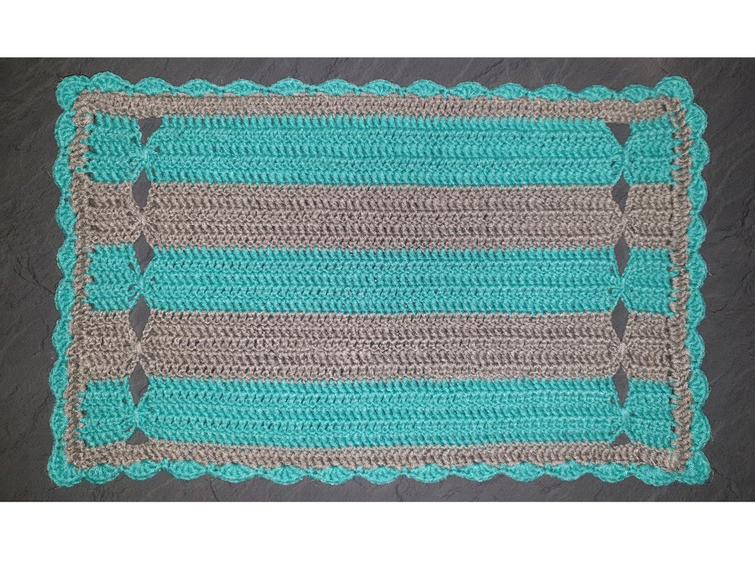 Gehäkelter Tischläufer mit Türkis-Grau-Streifen, seitlichen Lochreihen und Muschelrand