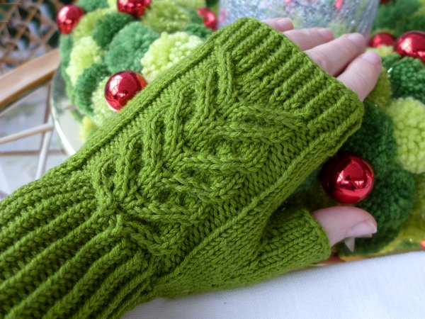 Pattern Fingerless gloves with braid