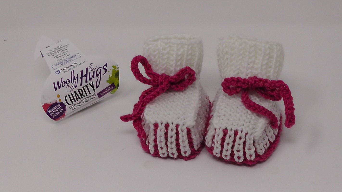Weiß-rosa gestrickte Babyschuhe mit Bindekordel