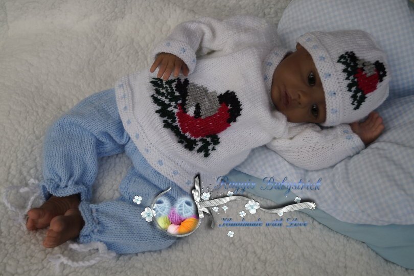 Gestricktes Babyset mit Pullover, Mütze und Hose; roter Vogel auf Pullover