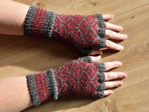 Anleitung: Fingerlose Damen-Handschuhe "Rauten"