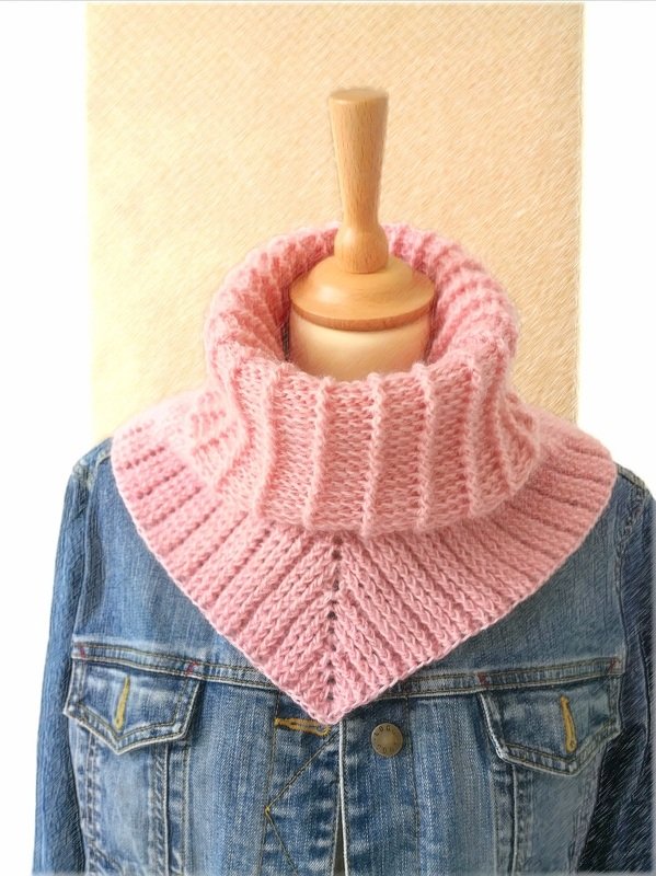 Rosa gehäkelter Kragenschal mit breitem Rollkragen auf Schaufensterpuppe über Jeansjacke