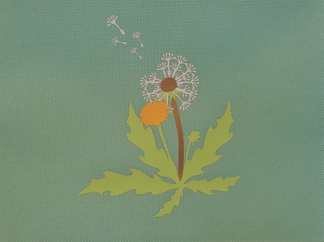 Mehrlagiges Löwenzahn-Plottermotiv in Pastellfarben auf strukturiertem Hintergrund