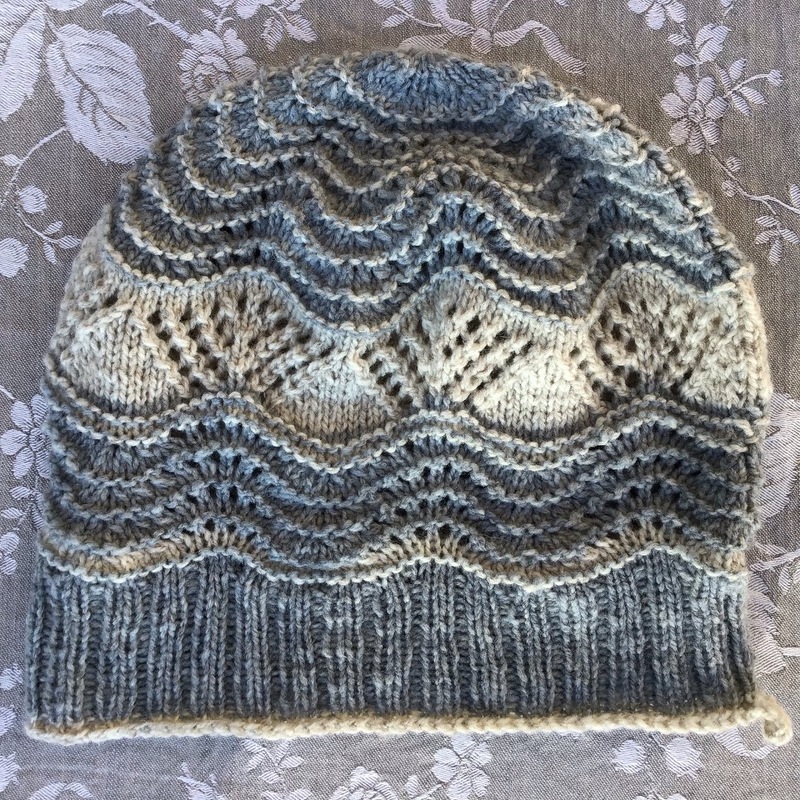 Gestrickte Damenmütze Grau-Beige mit Rippenbund und wellenförmigem Lacemuster