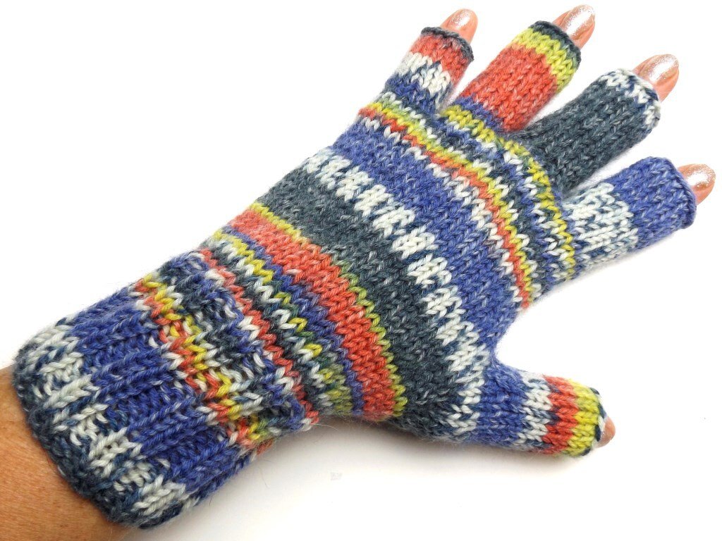 Strickanleitung "Fingerlinge mit Klappe" - Bild 2