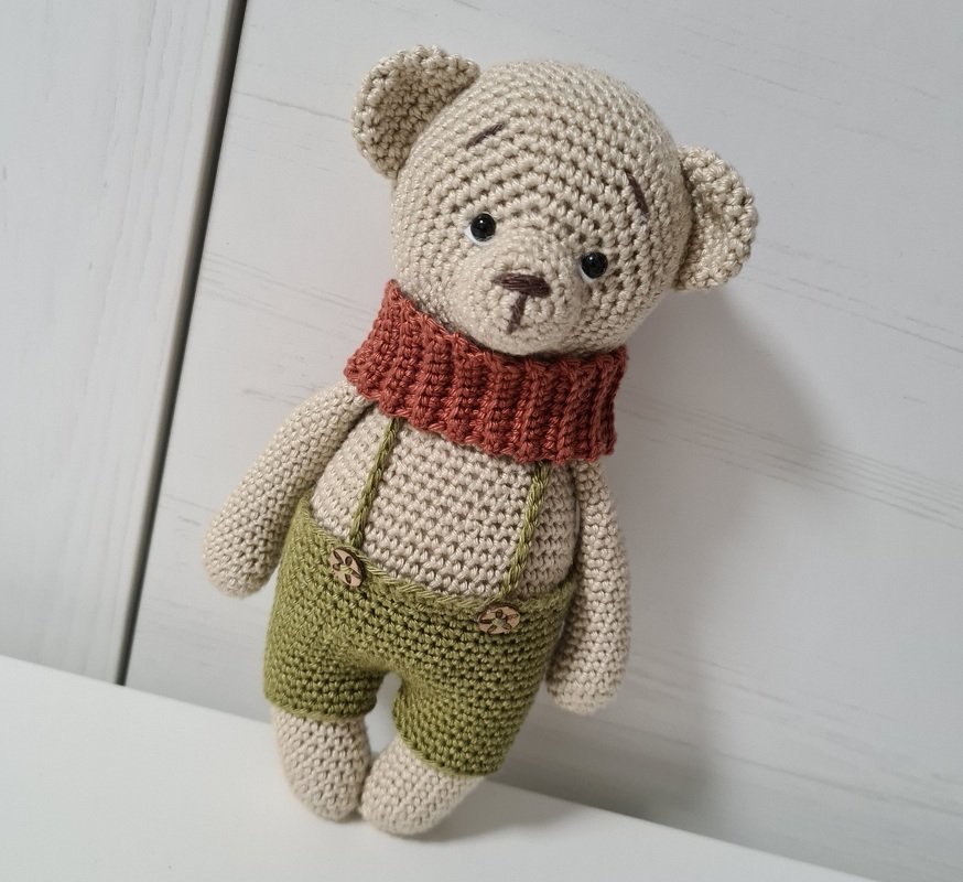 Schnell gehäkelter Amigurumi-Bär mit kurzer Trägerhose und geripptem Kragen