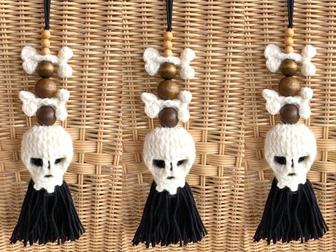 Quaste SKULL & kleinen Knochen