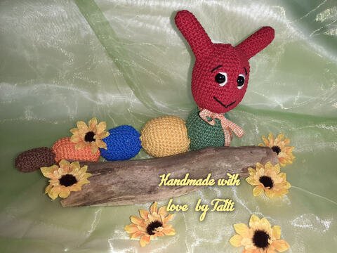 Häkelanleitung für die Zuckersüße Raupe Mia