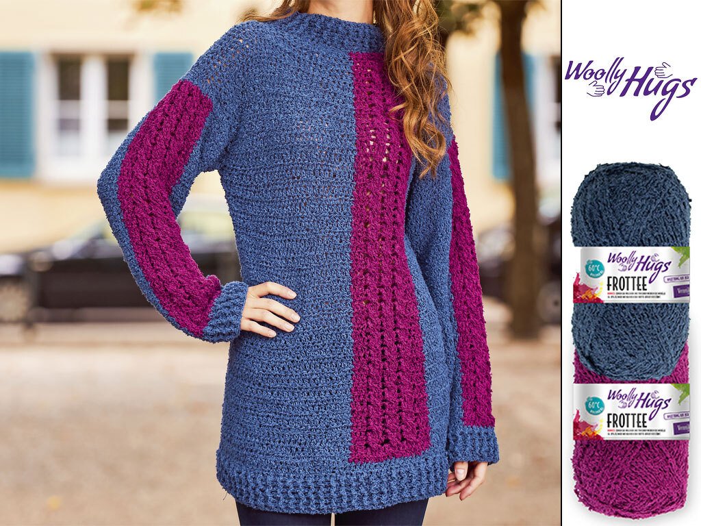 Gehäkelter Damenpullover blau mit fuchsiafarbenen Streifen an Ärmel und Vorderteil