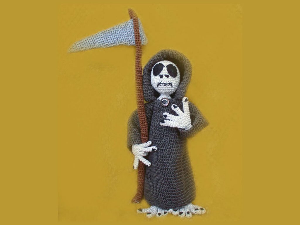 Gehäkelter Sensenmann Amigurumi mit Kapuze, Skelettgesicht und Sense auf gelbem Hintergrund