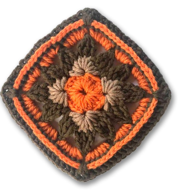 Gehäkeltes Granny Square mit zentraler Blüte in Orange, Beige und Braun