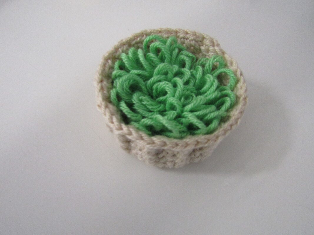 Anleitung Osterkörbchen mit Gras gehäkelt - Variabel in Größe