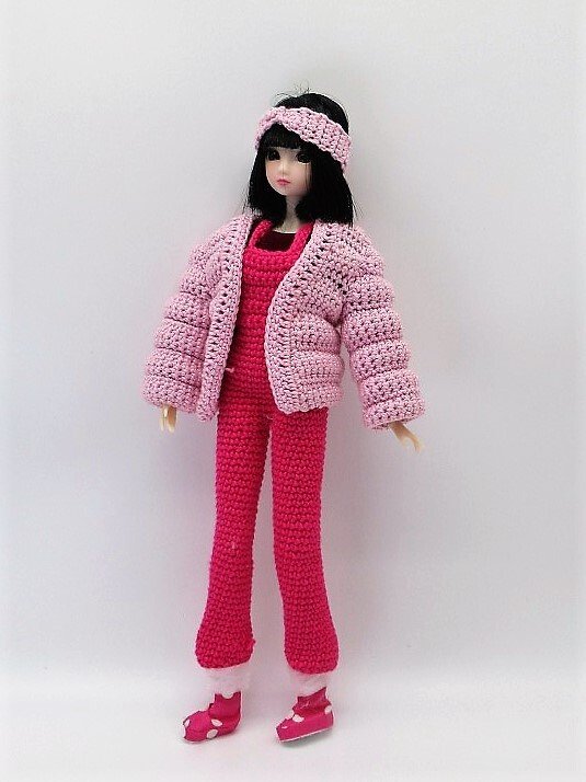 Häkelpuppenoutfit mit Jacke, Overall und Stirnband in zwei Rosatönen