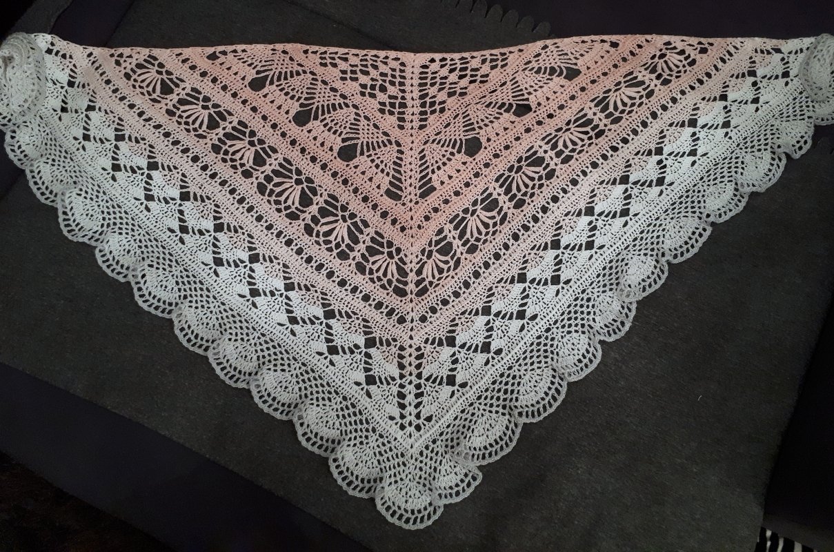 Gehäkeltes Dreieckstuch mit Spitzenmuster und gewellter Kante, flach ausgebreitet