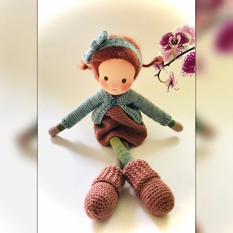Amigurumi-Puppe mit Jacke, Stirnband und gehäkelten Schuhen als Musterreferenz