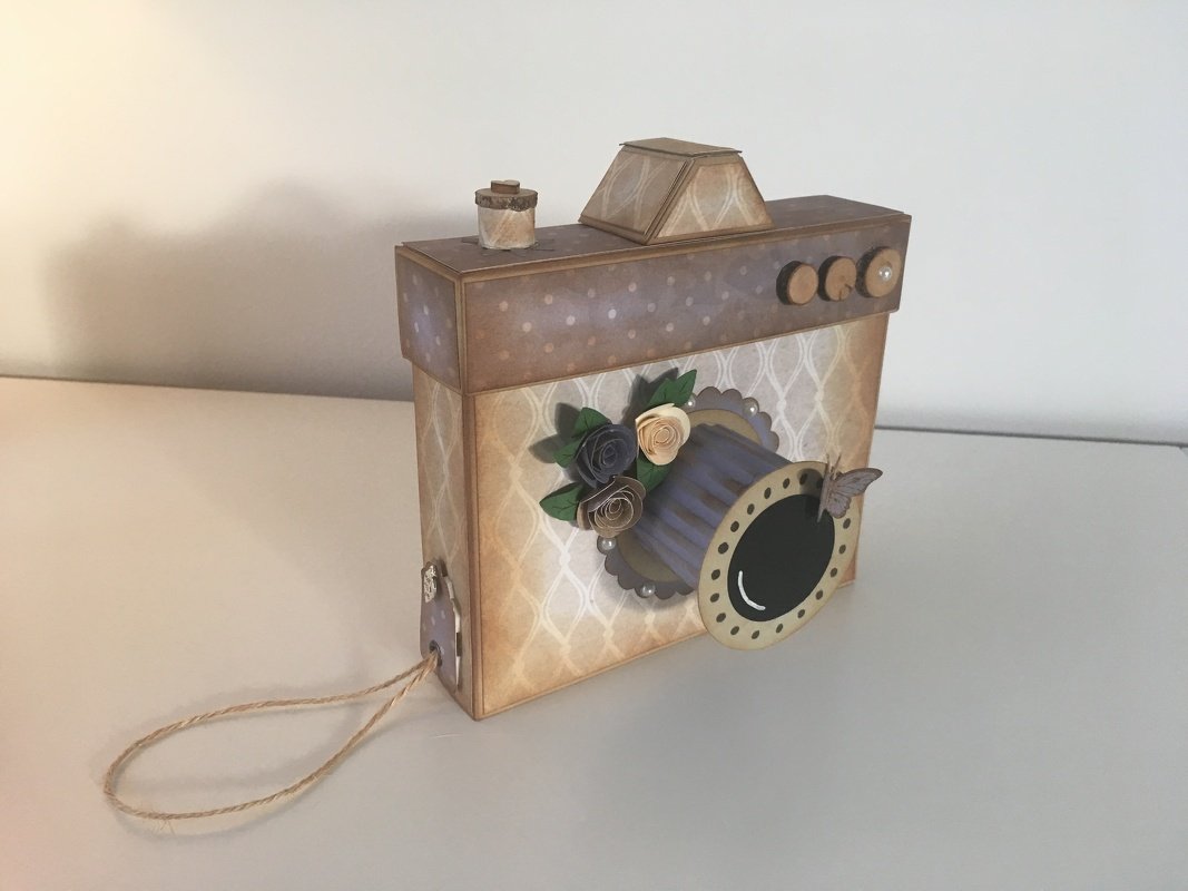 Detailreich gestaltete Papierkamera aus Papier in Braun und Beige mit Papierblumen, Perlen und Schmetterling.
