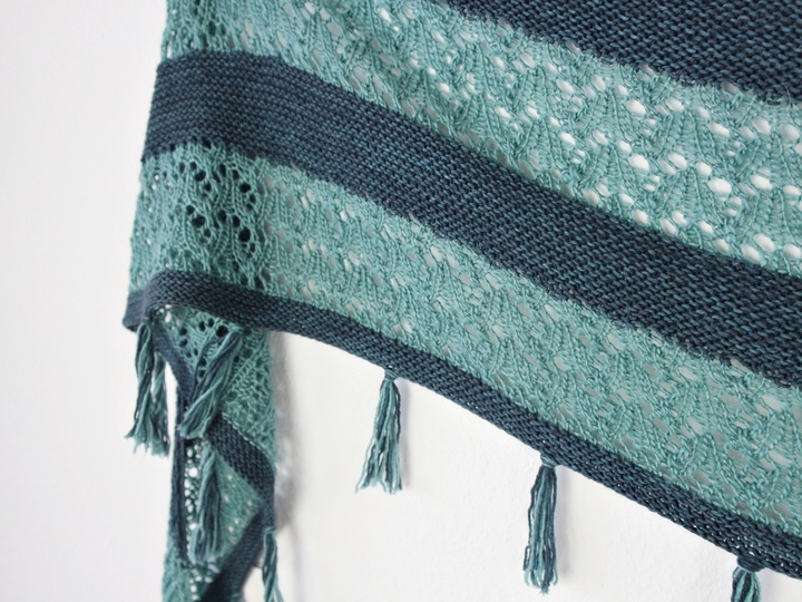 Knitting Pattern Shawl Crescent Shape shawl lace, fringe and garter stitch