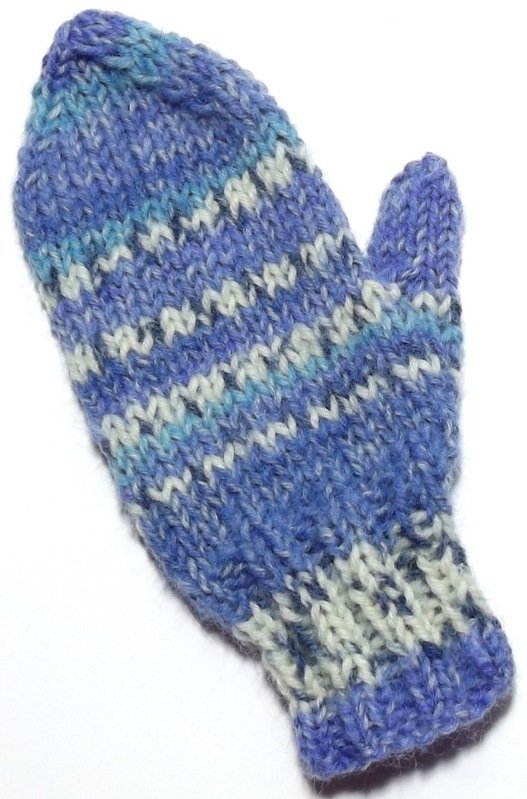 Gestrickter blauer Fäustling für Kinder mit weißen Streifen und Rippenbündchen