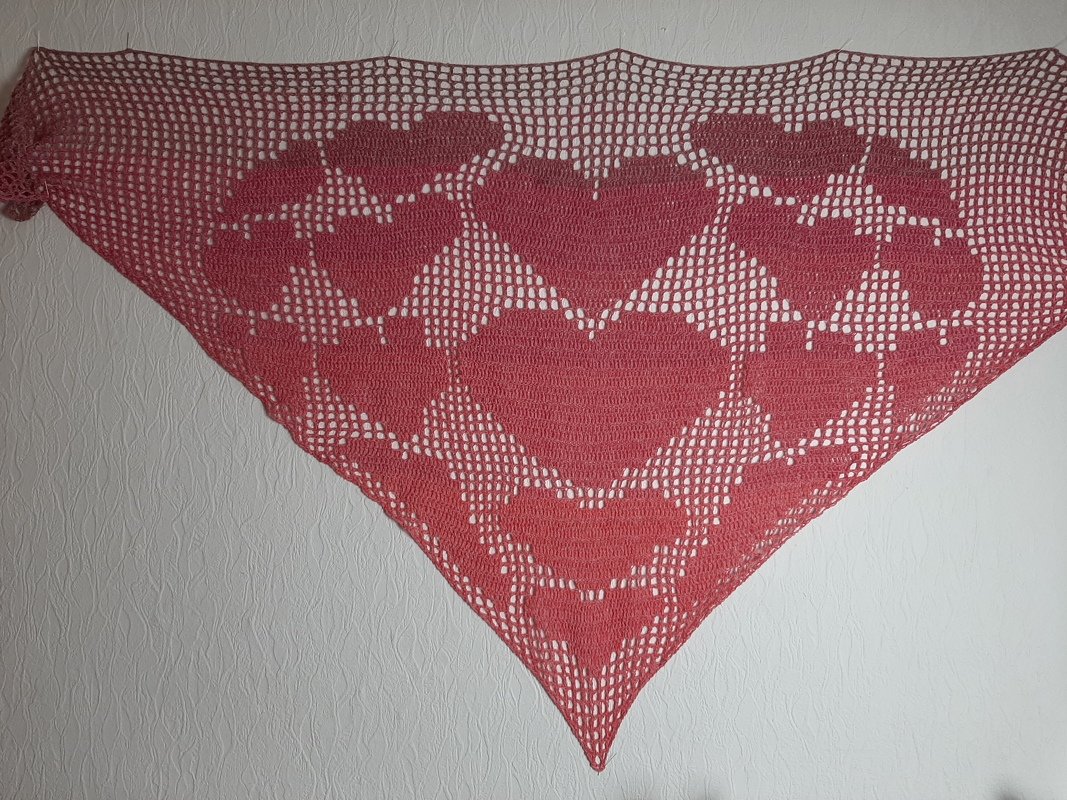 Rosafarbenes geh
00e4keltes Dreieckstuch mit gro
00dfen Herzmotiven