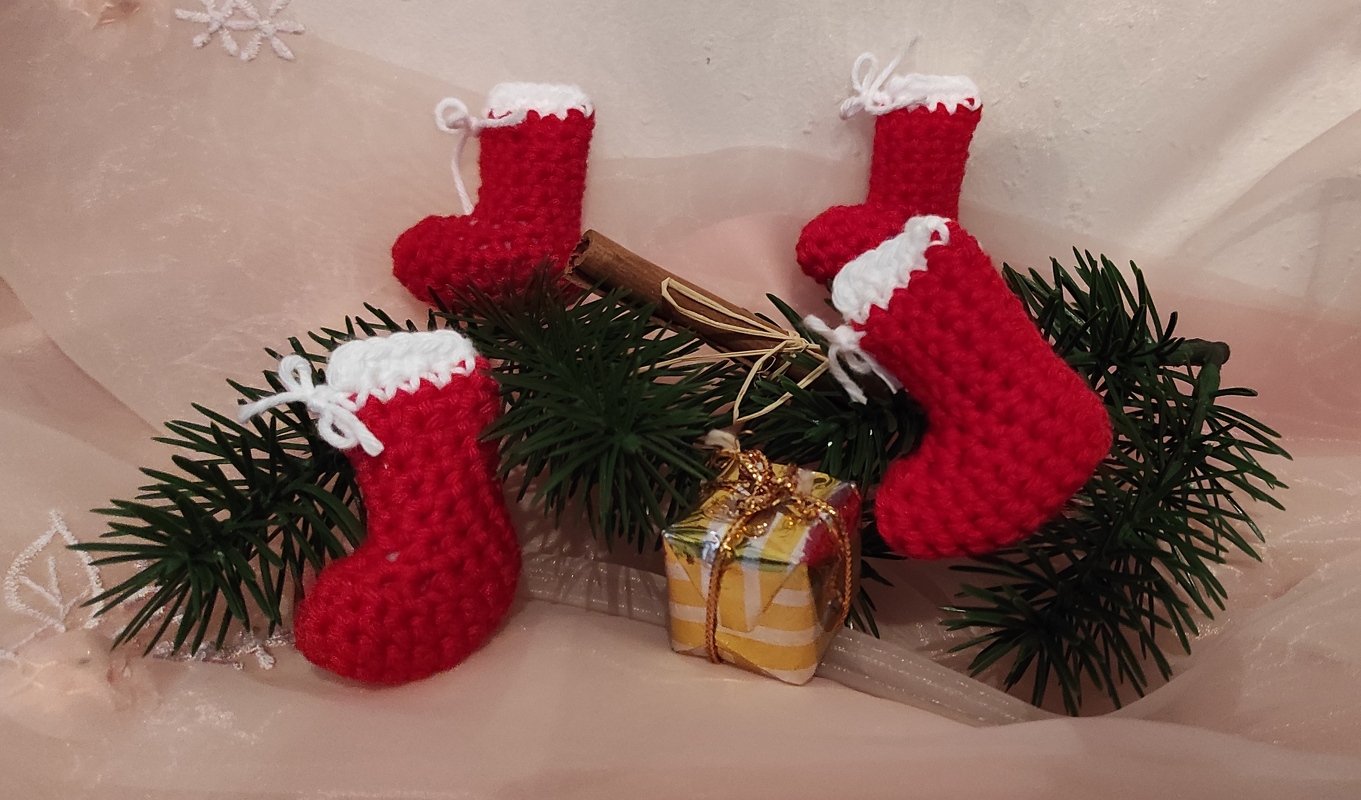 Häkelanleitung für Weihnachtssöckchen, Baumschmuck in rot-weiß