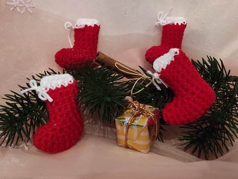 Häkelanleitung für Weihnachtssöckchen, Baumschmuck in rot-weiß