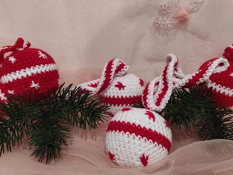 Häkelanleitung für Weihnachtskugeln in skandinavischem Stil, rot-weiß