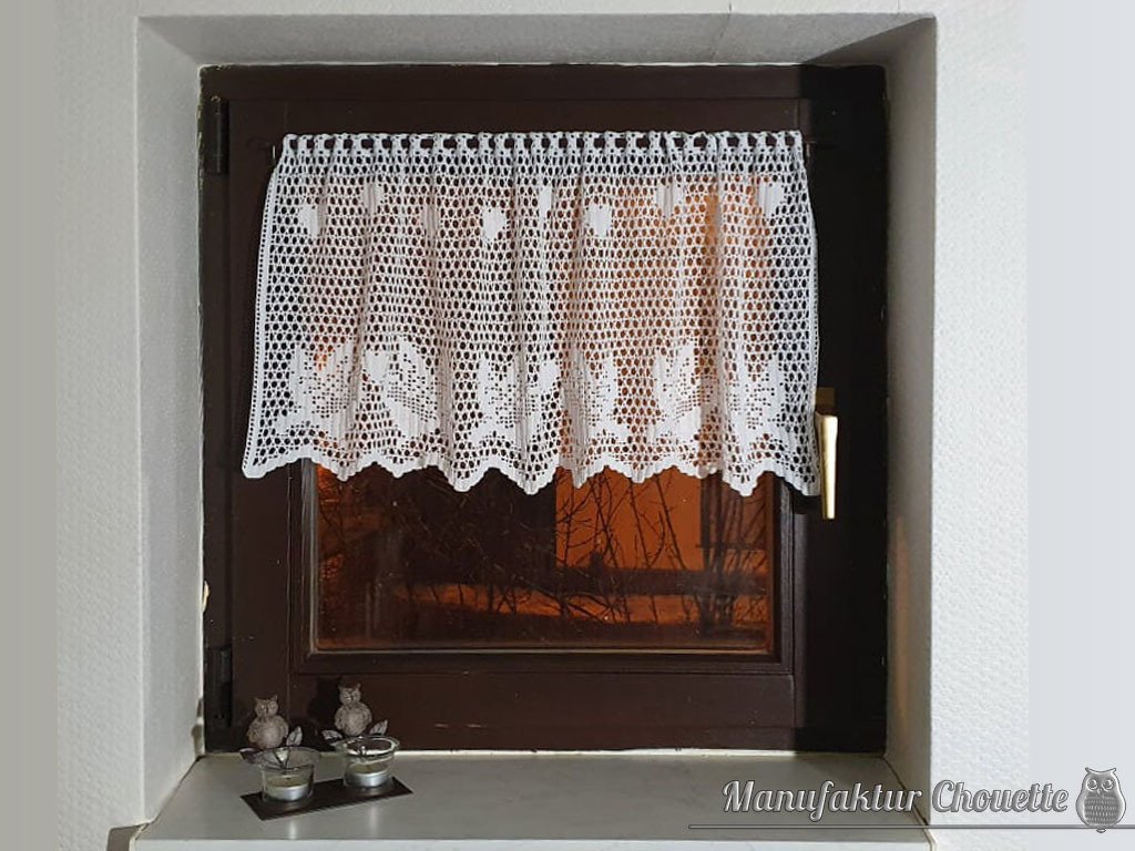 Weiße Filet-Häkelkurzgardine mit Blatt- und Tulpenmotiven an dunklem Fenster