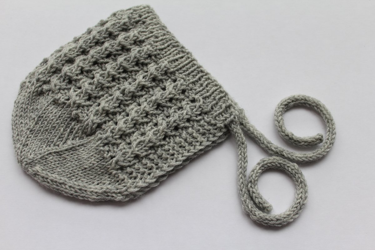 Gestrickte graue Babymütze mit texturiertem Muster und Bindebändern