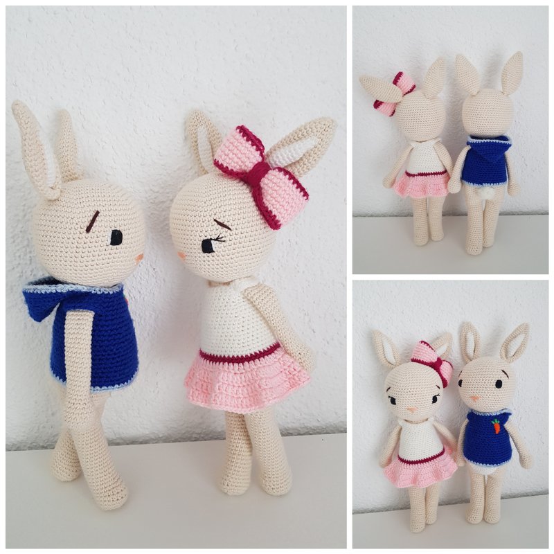 Zwei gehäkelte Hasen-Amigurumi, eines mit rosa Schleife und Rock, eines mit blauem Pullover und Karotten-Stickerei
