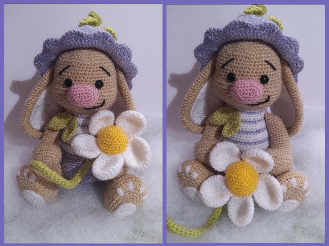 Gehäkeltes Häschen mit lila Blumenhut und Gänseblümchen auf hellem, weichem Untergrund