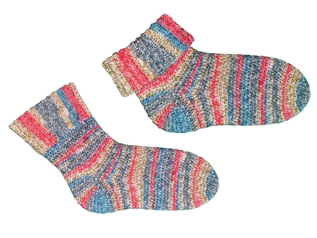 Paar gehäkelter kurzer Damen-Socken in bunten Streifen