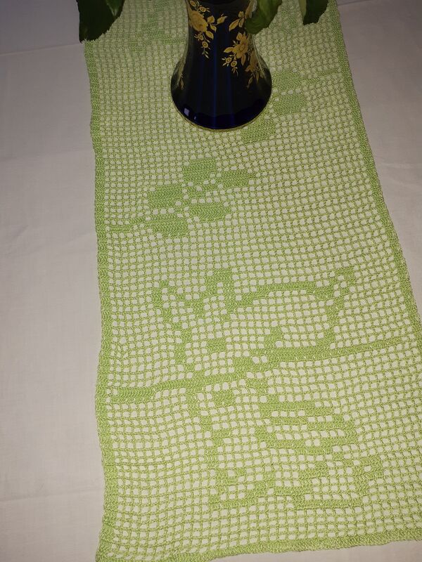 Gehäkelter hellgrüner Filet-Läufer mit Netzstruktur und Blumenranken