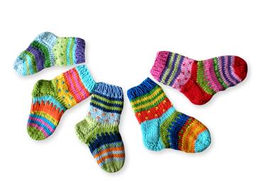 Babysocken Strickanleitung kunterbunt in 3 Größen